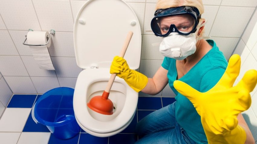 Como Desentupir Vaso Sanitário com Fezes - 5 dicas