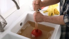 5 Maneiras eficazes de Desentupir o Esgoto sem usar Produtos Químicos