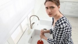 Como Desentupir a Pia da Cozinha com Produto Químico