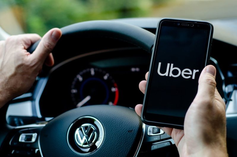 O que é a Uber e como Motoristas e Passageiros podem ser Beneficiados