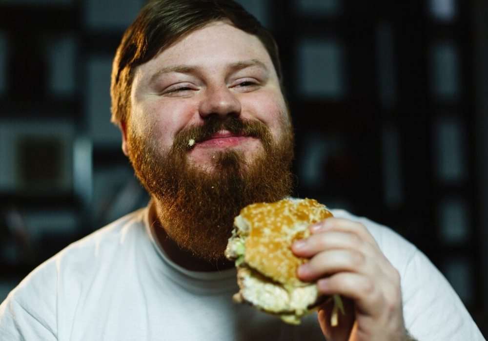 Comer carboidratos após as 18h (a noite) engorda